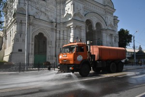 В Астрахани каждый день поливают дороги