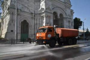 В Астрахани из-за жары улицы поливают водой