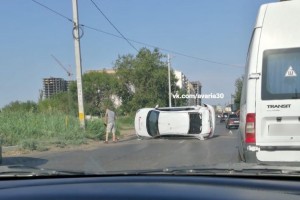 В Астрахани на перекрёстке Бакинской и М Джалиля в результате аварии перевернулось такси