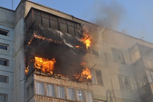 Ночью в Астрахани в многоэтажном доме сгорела квартира