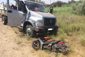 На астраханской трассе скутер врезался в грузовик: 18-летний парень в больнице