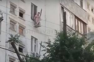 В Астрахани голый мужчина сидел на кондиционере, а затем упал с высоты четвертого этажа