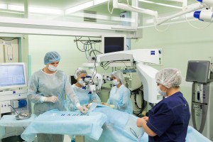 Астраханские офтальмологи выполнили сложную операцию по лечению разрыва сетчатки глаза