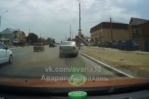 У «Астрахань 24» появилось видео, как Renault  на высокой скорости таранит иномарку и столб