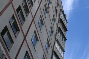 В Кировском районе Астрахани из окна 9-го этажа выпал мужчина