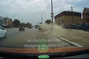 Три машины, пострадавшие: в Сети появилось видео ДТП в Астрахани