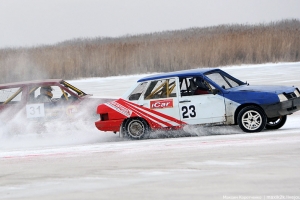 На ледовом озере под Астраханью прошли автогонки