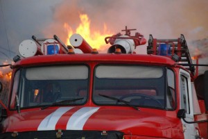 Астраханские пожарные ликвидировали огонь в квартире и потушили горящий автомобиль