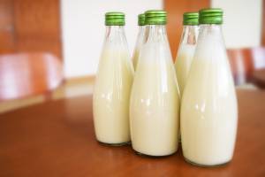 Астраханских продавцов наказали за поддельную молочку