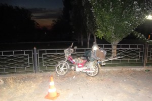 В Астрахани 69-летний дедушка на мотоцикле попал в аварию