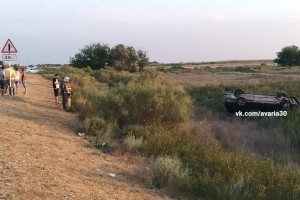 В Астраханской области на трассе перевернулась иномарка, есть пострадавшие