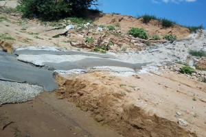 В Астраханской области по пляжу льются цементные реки