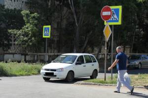 В Астрахани информационный щит мешал пешеходам безопасно передвигаться