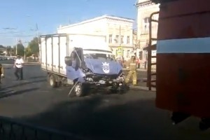 В Астрахани «газель» удалось  эвакуировать с места ДТП только с помощью пожарной машины
