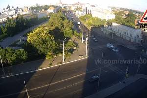 Видео с места чудовищного лобового столкновения в центре Астрахани попало в Сеть