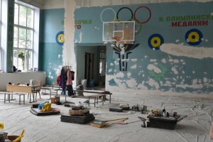 В Астрахани восстановят разрушенный вандалами двор лицея №1