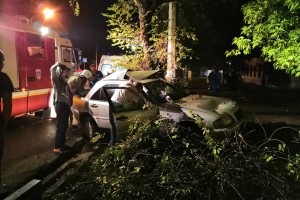 Ночью в Астрахани Mercedes-Benz на скорости врезался в дерево