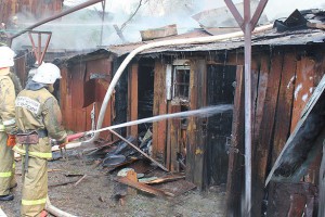 В Астраханской области сгорели гараж, сарай и жилой дом