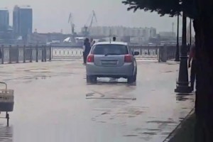 В Астрахани женщина за рулём иномарки каталась по Петровской набережной в дождь