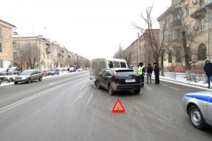 В Астрахани по вине водителя маршрутного такси произошла авария