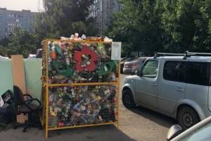 Астраханцы пожаловались на залежавшийся в контейнере мусор