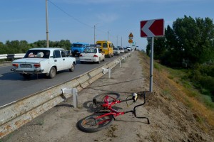 Под Астраханью велосипедист напоролся на арматуру