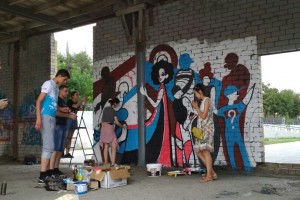 Уличные художники из Астрахани нарисовали современное общество
