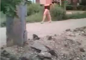 Девушка с голой грудью, гулявшая по Астрахани, попала на видео