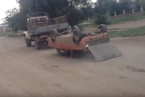 Очевидцы опубликовали видео эвакуации перевёрнутых «жигулей» в Астраханской области