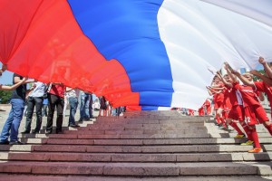 Астраханцы могут принять участие в конкурсе на самую массовую фотографию с флагом России