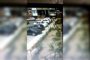 В Астрахани неизвестный похитил из подъезда на ул Моздокской велосипед и попал на видео