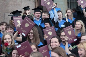 Половина россиян считают, что значимость вузовских дипломов сильно преувеличена