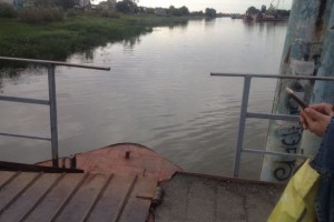 Мужчина получил переломы рёбер, упав с опасного моста в Астрахани