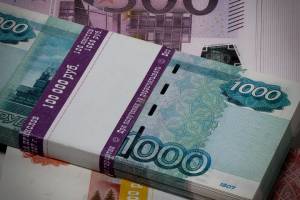 В Астраханской области средняя зарплата впервые превысила 100 тысяч рублей