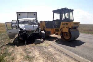 Водитель за рулём грузовика врезался в  дорожный каток на трассе Волгоград – Астрахань