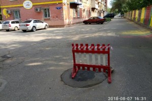В Астрахани на проезжей части ул Ляхова заменён сломанный люк