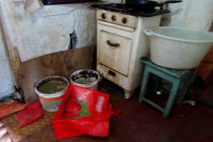 В Астрахани троих детей нашли в грязной квартире и без еды