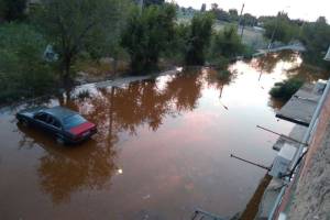 В Астрахани улица ушла под воду из-за коммунальной аварии
