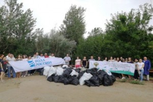 В Астрахани на острове Городском собрали 40 мешков мусора