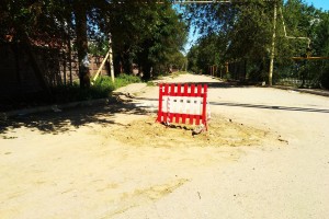 В Астрахани яму у детского сада закопали и огородили