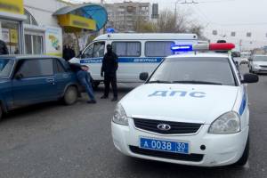 В Астрахани группа мужчин преследовала женщин-водителей
