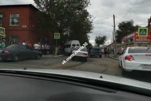 В Астрахани маршрутка в результате ДТП врезалась в дерево, пострадали подросток и женщина