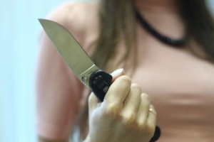 В Астрахани женщина узнала в фотороботе маньяка соседа и ранила его ножом в живот