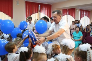 Астраханский губернатор вручил портфели дошколятам