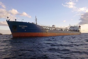 В Астраханской области сел на мель танкер с дизельным топливом