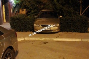 Ночью в Астрахани неизвестный загнал автомобиль в кусты и снёс забор