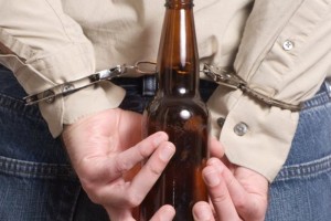 Пьяный житель Астраханской области похитил из дома соседки алкоголь и деньги