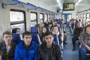 Астраханские школьники и студенты могут купить билеты на пригородные поезда с 50% скидкой