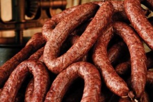 В Астраханской области предприниматель уничтожил более 60 кг колбасы