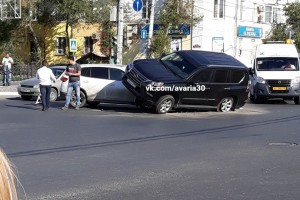 В Астрахани иномарка протаранила Lexus